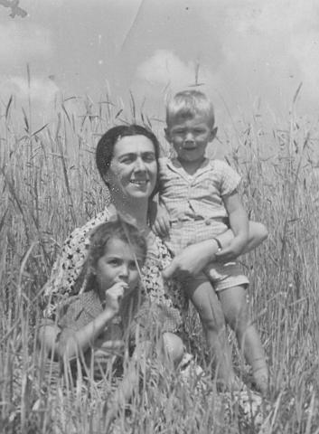 KKE 1389.jpg - Tatiana Bystrzycka z domu Prybylska z dziećmi,  Krystynopol, 1942 r.